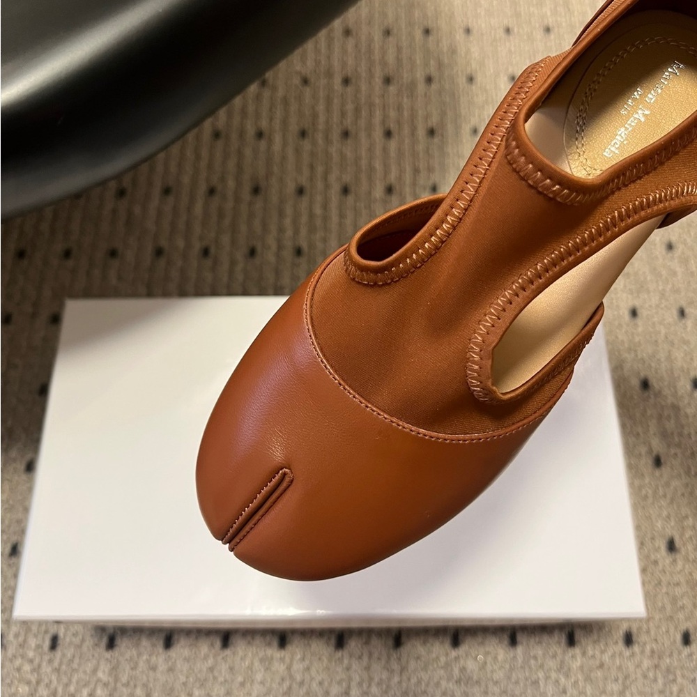 Maison Martin Margiela Women's Brown Slip-On Split-Toe Ballet Flats - Picture 7 of 8